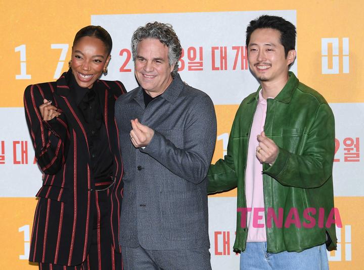 나오미 애키, 스티븐 연, 마크 러팔로